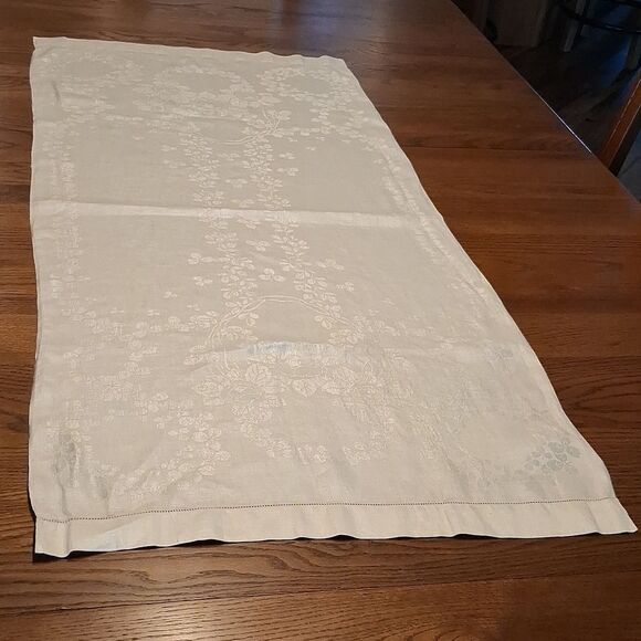 Elegant vintage white damask design Table Runner. 21.5" W X 48" L. - Picture 2 of 5